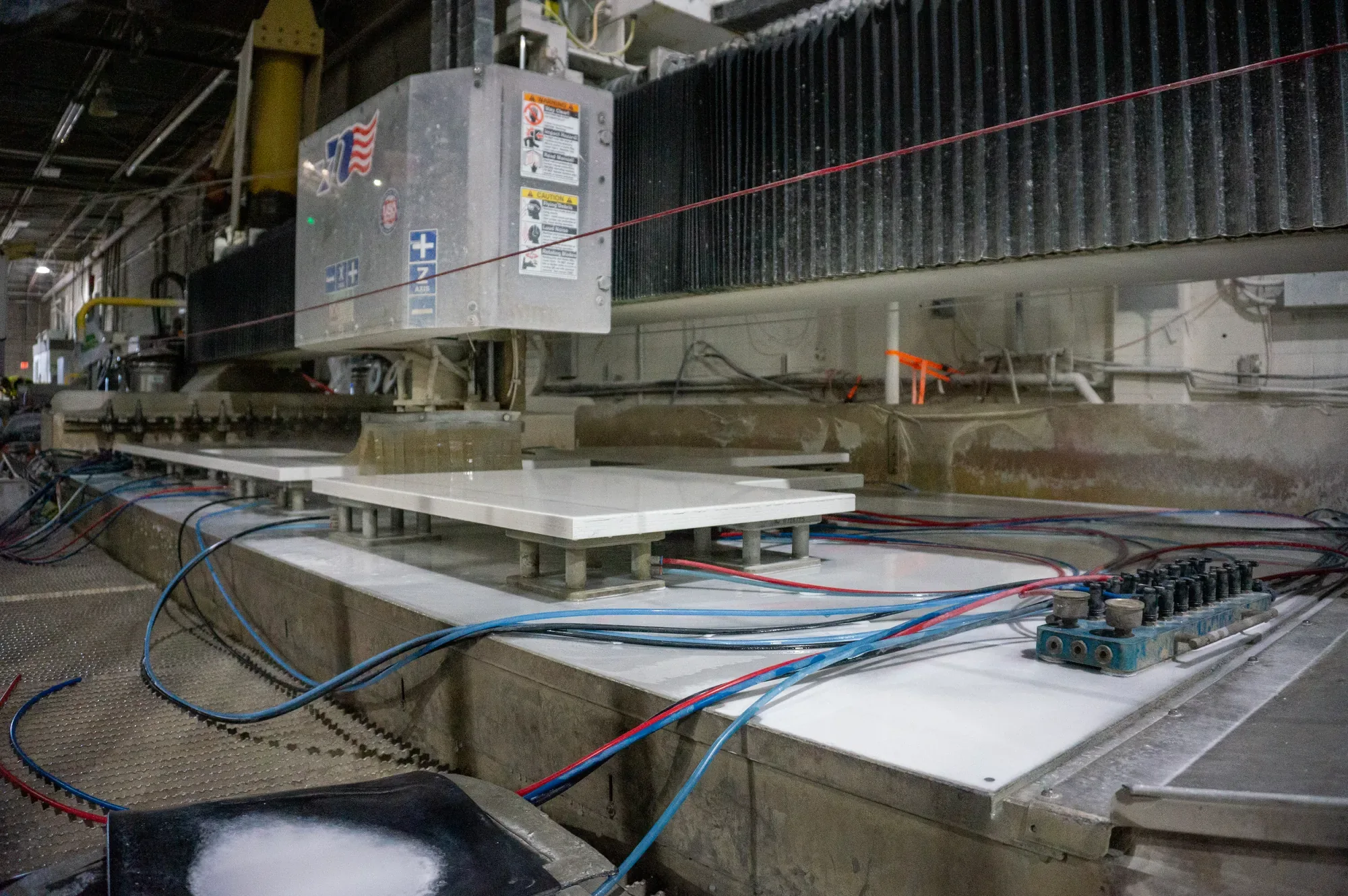 Artelye CNC bridge saw cutting countertop pieces on the production bed