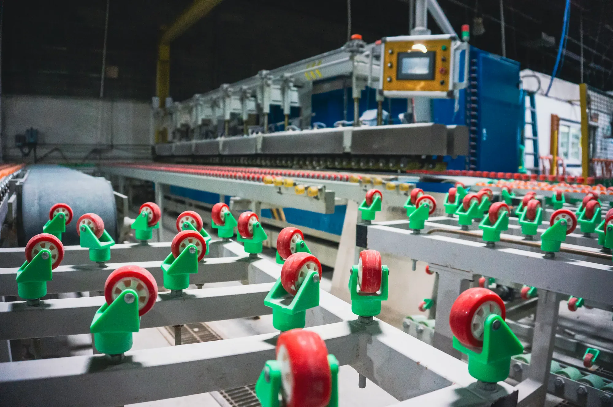 Artelye automated fabrication line with stone-support rollers