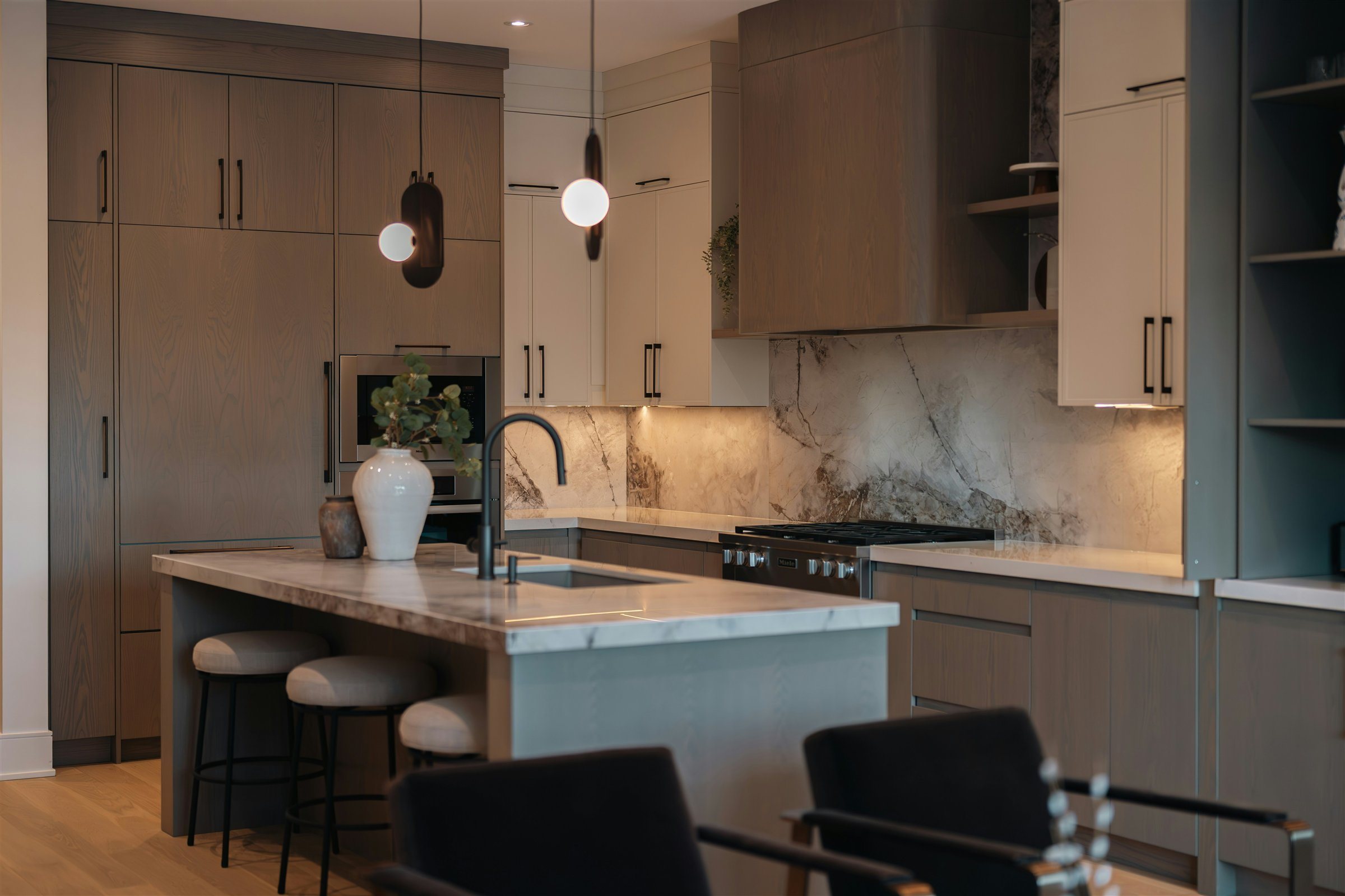 Finished kitchen with a coordinated stone backsplash and island